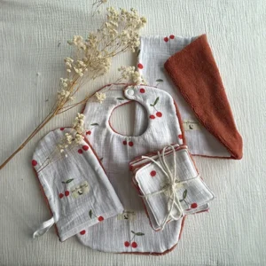 coffret naissance bavoir cerises