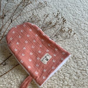 Gant de toilette motif fleur blanche sur fond pêche