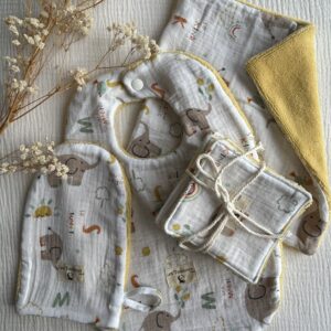 pack bavoir, gant de toilette, cotons et essuie tout lavable blanc et jaune avec des éléphants