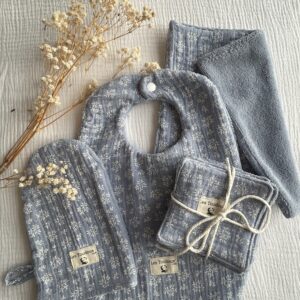 pack bavoir, gant de toilette, cotons et essuie tout lavable bleu avec motifs feuilles blanches