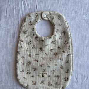 bavoir double gaze de coton motifs feuilles marron