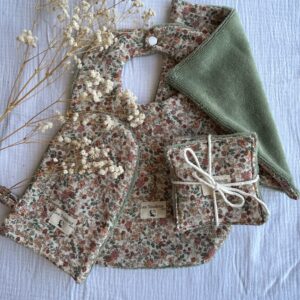 coffret naissance à fleurs bavoir, cotons, essuie tout lavable et gant de toilette